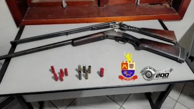 Dois homens são presos por posse ilegal de armas