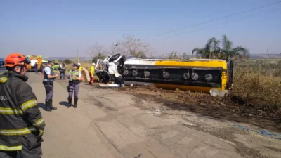 Carreta carregada com diesel tomba e interdita rodovia SP-133 em Cosmópolis