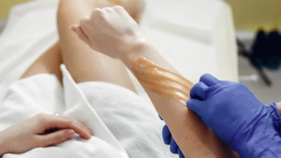 Cera quente, fria, egípcia ou roll-on: qual é a ideal para cada tipo de pele