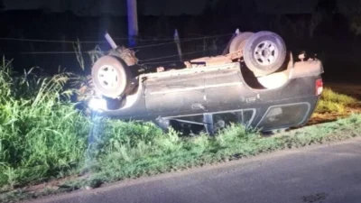 Caminhonete capota após colisão na estrada do São Bento em Cosmópolis
