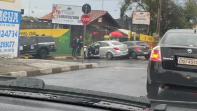 Colisão entre dois veículos é registrada no centro de Cosmópolis durante chuva