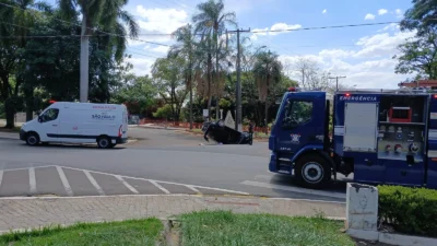 Carro capota em cruzamento de Cosmópolis e motorista sofre apenas escoriações