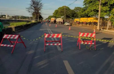 Colisão entre caminhões provoca vazamento e interdição em avenida de Paulínia