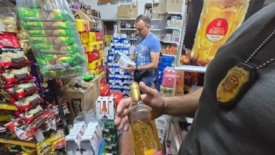 Operação da Polícia Civil apreende mais de 500 litros de bebidas vencidas em adega de Cosmópolis