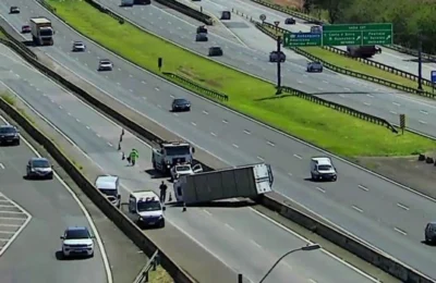 Carreta tomba após acidente e fica suspensa sobre divisória de concreto em Campinas