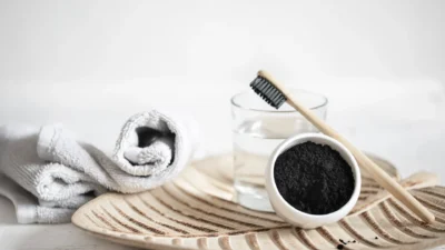 Creme dental com carvão ativado: funciona mesmo?  Por Bárbara D’Aolio, cirurgiã-dentista