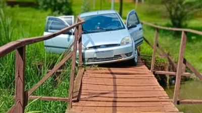 Carro fica preso em ponto de pedestre na lagoa da cosmo e gera repercussão nas redes
