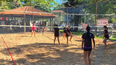 Torneio de Vôlei de Areia movimenta Praça do Rodrigo em manhã ensolarada em Cosmópolis