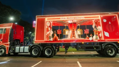 Caravana da Coca-Cola leva a magia do Natal às ruas de Cosmópolis nesta quarta-feira (19)