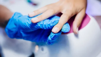 Anvisa proíbe substâncias tóxicas em esmaltes em gel no Brasil