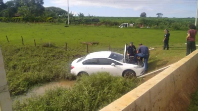 Veículo cai em ribanceira após colisão na Estrada São Bento em Cosmópolis