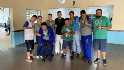 Jogador Erison visita APAE de Cosmópolis