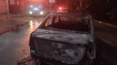 Carro é consumido por incêndio no Parque Dona Esther durante a madrugada