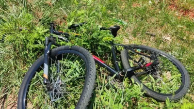 Colisão entre carro e bicicleta deixa adolescente ferida em bairro residencial