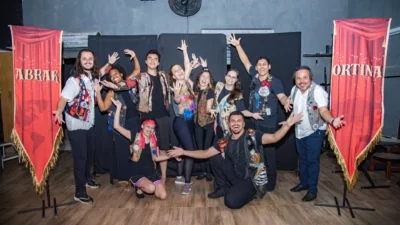Abrakortina apresenta novo espetáculo “Abra o Baú de Histórias” em 2026