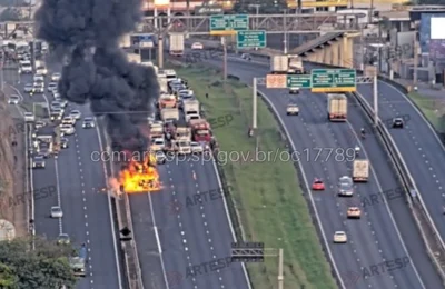 Caminhão pega fogo e interdita Rodovia Anhanguera em Sumaré