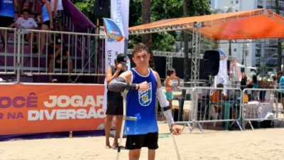 Mauricio Juninho vence desafio de futevôlei em Santos