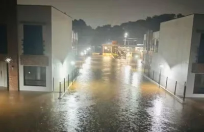 Temporal faz lago transbordar e alaga casas em condomínio de Paulínia