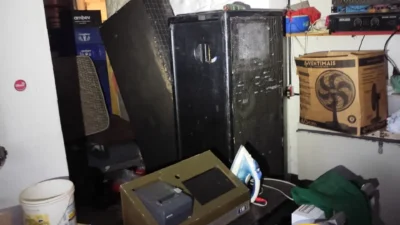 ROMU descobre fábrica clandestina de gelo em condições insalubres e detém três pessoas