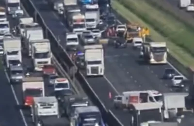 Acidente com caminhões mobiliza resgate e helicóptero Águia na Anhanguera, em Sumaré