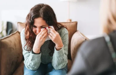 Chorar pode trazer benefícios para a saúde mental, apontam especialistas