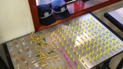 Denúncia de moradora leva à apreensão de 212 porções de drogas em quadra poliesportiva
