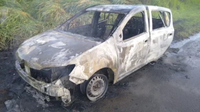 Carro pega fogo e é destruído na SP-133 entre Cosmópolis e Limeira