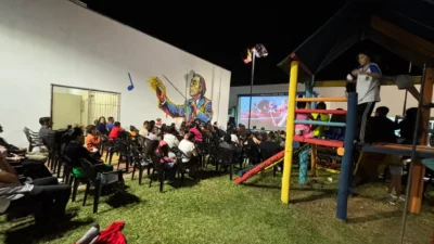 Cinema gratuito reúne famílias em Cosmópolis