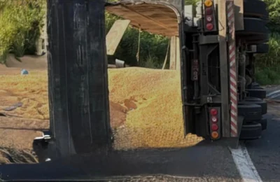 Motorista morre após carreta tombar na Rodovia Dom Pedro I