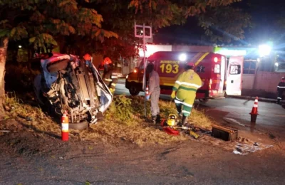 Motorista morre após capotamento e colisão contra árvore na Zeferino Vaz