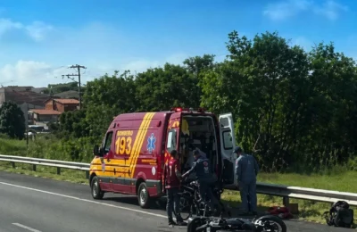 Acidente entre carreta e moto deixa vítima grave e causa bloqueio na Rodovia dos Bandeirantes