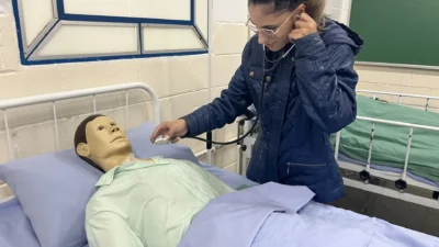 Autista formada em enfermagem retorna à faculdade para agradecer acolhimento recebido durante graduação