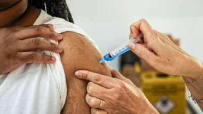 Município amplia vacinação contra dengue para novos públicos