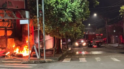 Loja de variedades é destruída pelo fogo no cruzamento da Rua Antônio Carlos Nogueira com a Avenida Ester