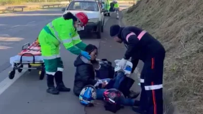 Duas pessoas ficam feridas em queda de moto na Zeferino Vaz