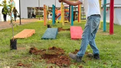 Villa Musical planta 15 mudas nativas em ação que reuniu toda a comunidade escolar