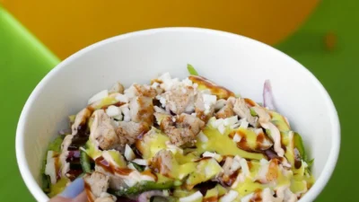 Subway Cosmópolis aposta em saladas com proteína para quem busca refeição leve e satisfatória