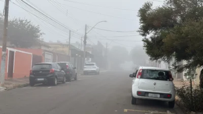 Neblina cobre a cidade e sensação térmica chega a 12°C nesta quarta-feira (17)