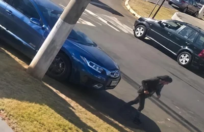 Carro desgovernado atropela mulher após colisão no Jardim Itapoan