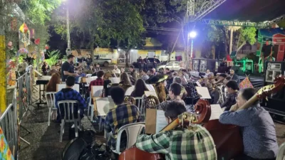Arraiá da Cultura reúne famílias na Praça do Coreto com música e dança