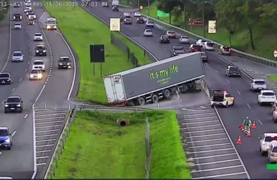 Carreta cai em canteiro central durante manobra de retorno na Rodovia Zeferino Vaz, em Campinas