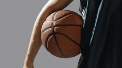 Aulas gratuitas de basquete acontecem às segundas e quartas na EMEB Dr. Moacir do Amaral