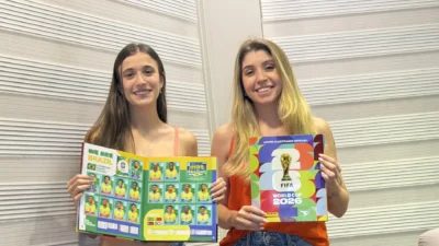 Amigas completam álbum da Copa juntas após meses de trocas aos sábados