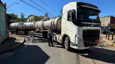 Caminhão tem tanque danificado durante manobra em acesso de Cosmópolis