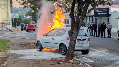 Carro pega fogo e é destruído na Rua João Aranha