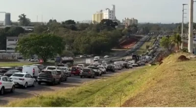 Carreta quebrada causa lentidão na Zeferino Vaz e afeta motoristas cosmopolenses