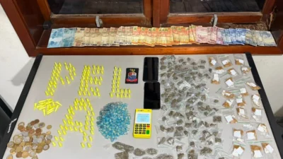 Homem é preso com 441 porções de drogas e mais de R$ 900