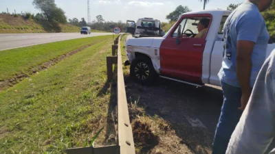 Motorista perde o controle e veículo sofre acidente na Zeferino Vaz