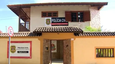 Criança é retirada de veículo após ficar presa na Rua Dr. Luiz Nicolau Nolandi