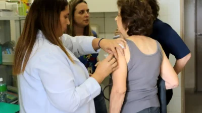 SUS amplia vacinação com Pneumo 20 para idosos a partir de 85 anos